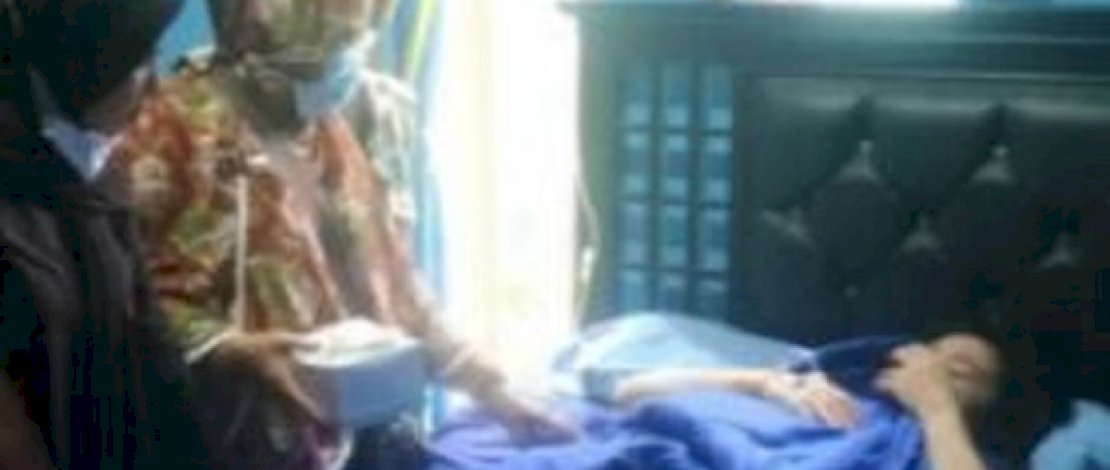 Salah seorang korban tampak dirawat di rumahnya. (Sumber: tvonenews.com)