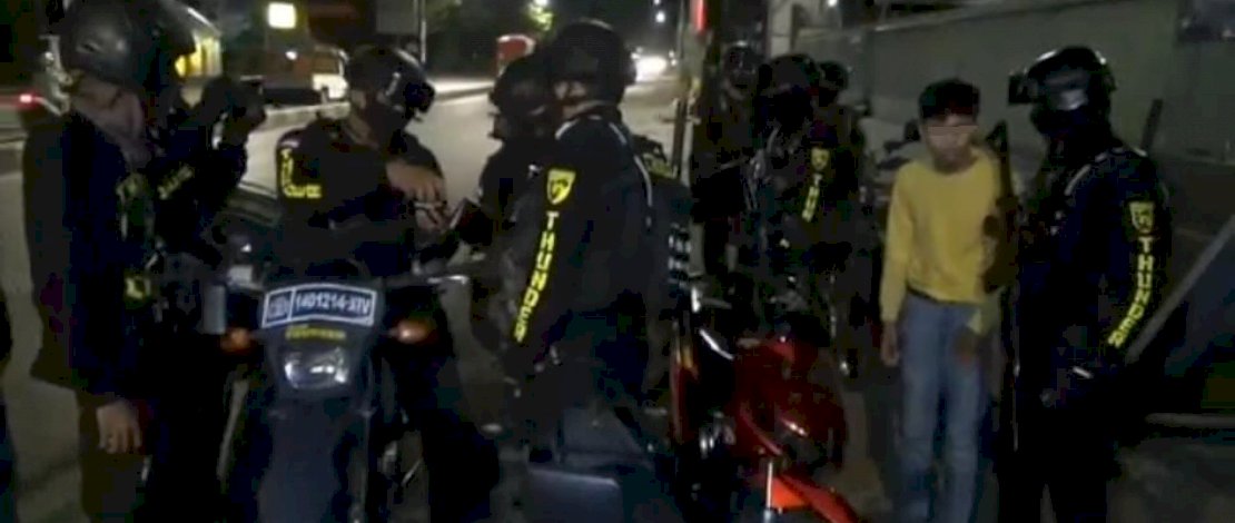 Remaja ditangkap saat hendak jemput kiriman ganja sintetis yang dia pesan online.