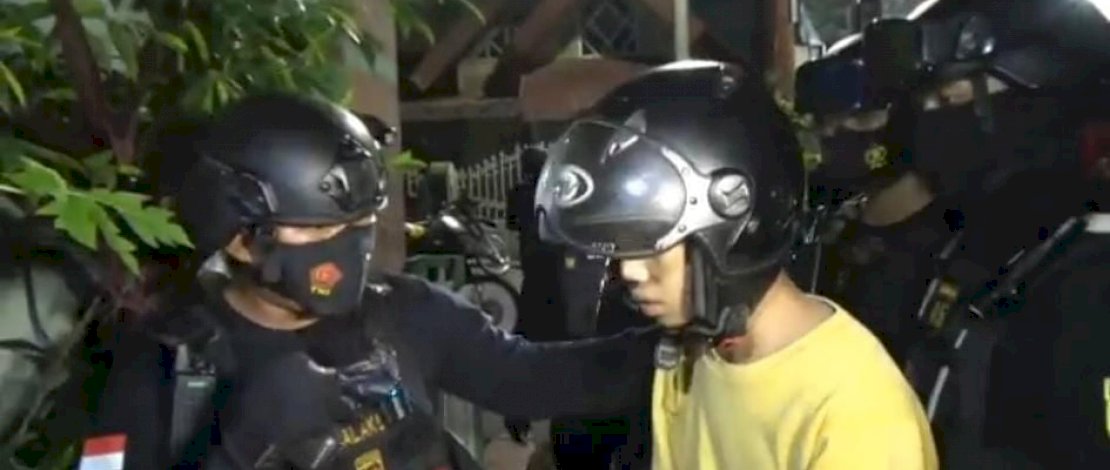 Remaja ditangkap saat hendak jemput kiriman ganja sintetis yang dia pesan online.