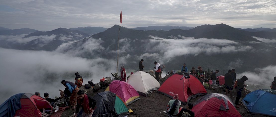 Para peserta lomba foto berkumpul di Bukit Sinaja, Jumat (1/10/2021).