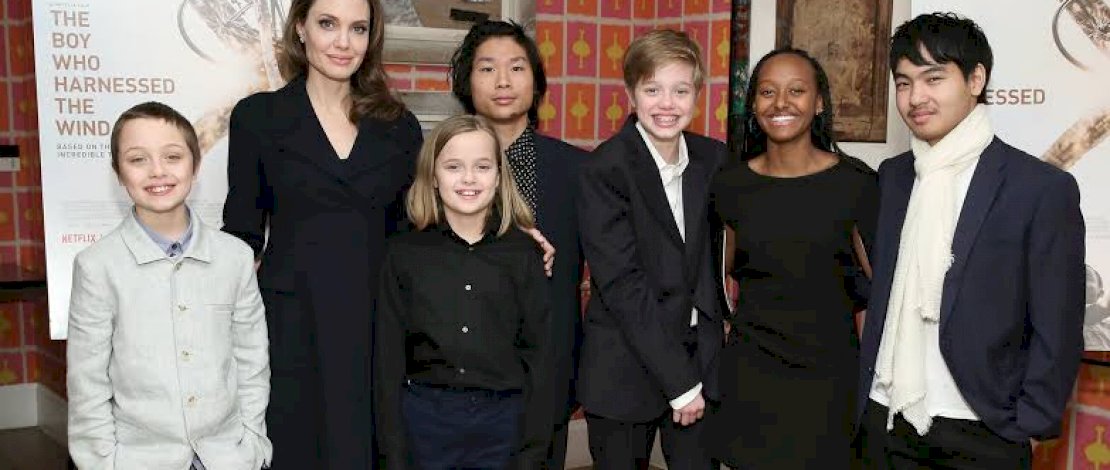 Angelina Jolie dan seluruh anaknya.