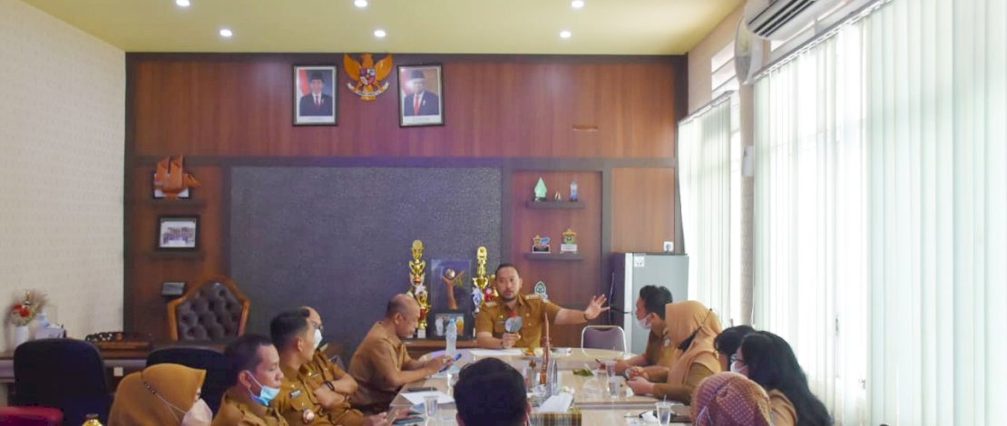 Camat Panakkukang, Andi Pangerang Nur Akbar berkoordinasi dengan para lurah.