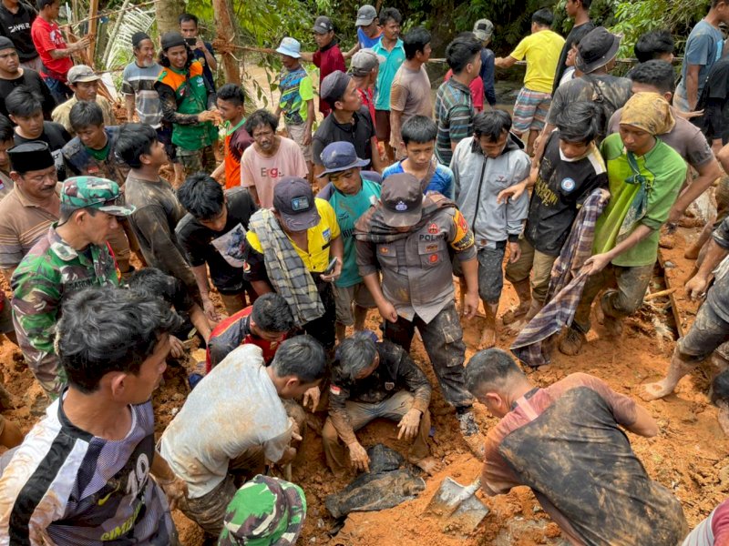 Satu Jenazah Putra Kades Ilanbatu Luwu yang Tertimbun Longsor Ditemukan Tengkurap