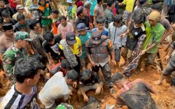 Satu Jenazah Putra Kades Ilanbatu Luwu yang Tertimbun Longsor Ditemukan Tengkurap