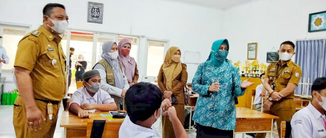 Simulasi PTM, Ketua TP PKK Kota Makassar, Tinjau SMP Athirah Bukit Baruga Antang Simulasi PTM, Ketua TP PKK Kota Makassar, Tinjau SMP Athirah Bukit Baruga Antang