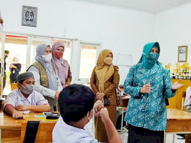 Simulasi PTM, Ketua TP PKK Kota Makassar, Tinjau SMP Athirah Bukit Baruga Antang
