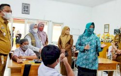 Simulasi PTM, Ketua TP PKK Kota Makassar, Tinjau SMP Athirah Bukit Baruga Antang