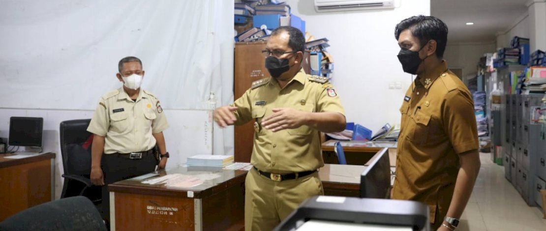 Wali Kota Makassar Moh Ramdhan &ldquo;Danny&rdquo; Pomanto melakukan sidak ke Badan Pendapatan Daerah Kota Makassar, Senin (4/10/2021).