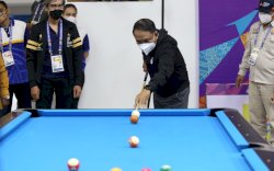 Tinjau Pertandingan Cabor Biliar PON XX di Timika, Menpora Amali Puji Kualitas Venue dan Coba Pukulan Break