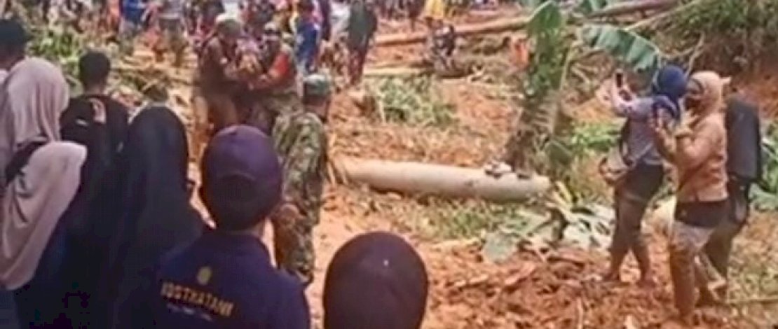Suasana evakuasi empat bersaudara yang tewas tertimbun longsor di Ilanbatu, Walenrang Barat, Luwu, Sulsel.