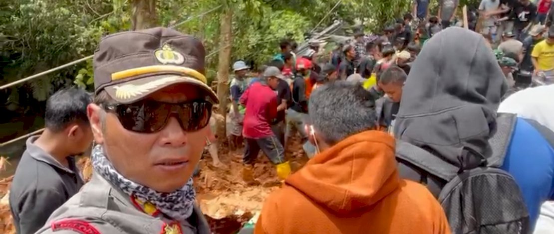Kapolres Luwu, AKBP Fajar Dani Susanto mengabadikan evakuasi jenazah di bawah timbunan longsor di Desa Ilanbatu, Walenrang Barat, Luwu, Sulsel. Kapolres Luwu, AKBP Fajar Dani Susanto mengabadikan evakuasi jenazah di bawah timbunan longsor di Desa Ilanbatu, Walenrang Barat, Luwu, Sulsel.