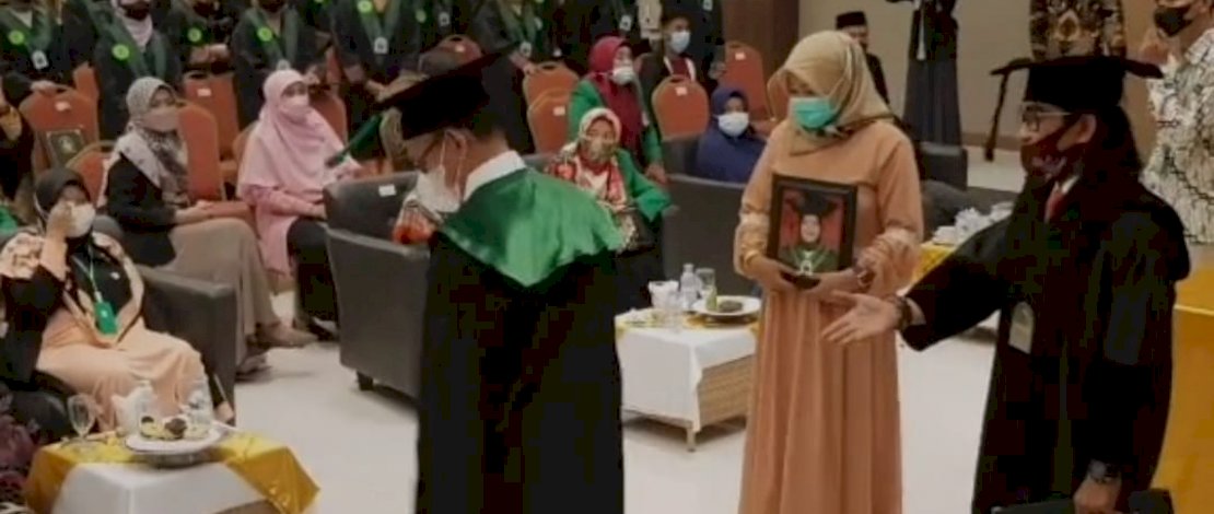 Kakak mewakili adiknya yang sudah almarhumah, mengikuti wisuda di IAIN Bone.