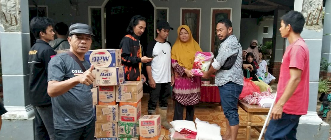 Andi Rahim Solidarity menyalurkan bantuan.