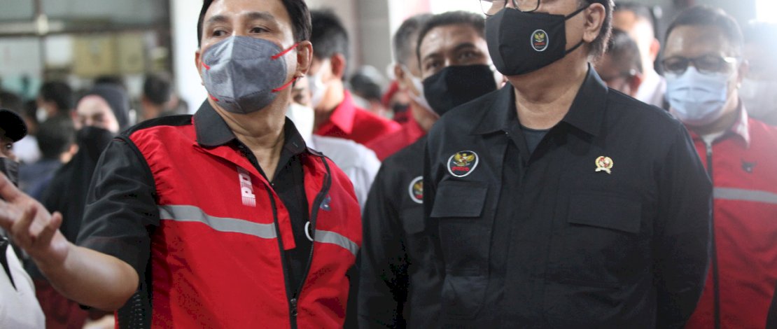 Menteri Pendayagunaan Aparatur Negara dan Reformasi Birokrasi (PAN-RB), Tjahjo Kumolo memantau kegiatan Vaksinasi Covid-19 yang dilakukan PDI Perjuangan Sulawesi Selatan di Warunk Upnormal, Jalan Andi Djemma, Makassar, Selasa, 5 Oktober 2021.