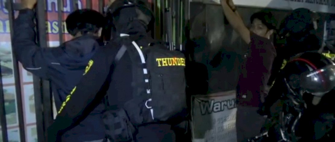 Dua pemuda membawa badik, dibekuk Tim Thunder Polda Sulsel.