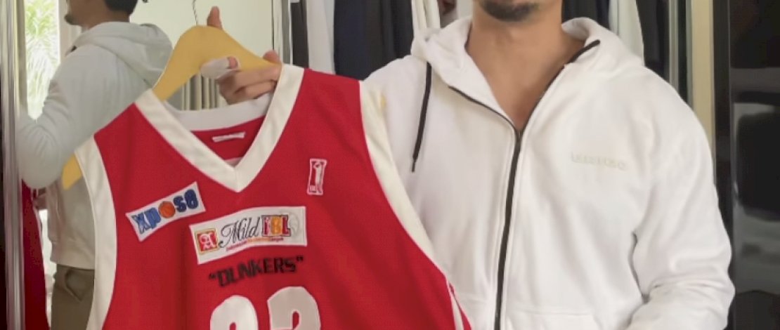 Denny Sumargo bersama Jersey Basket yang dilelangnya melalui laman instagram @sumargodenny, Senin (4/10/2021).