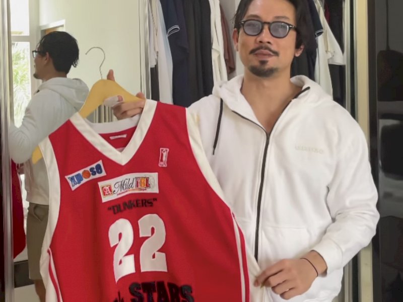 Denny Sumargo Lelang Jersey Basket Untuk Pengobatan Jacklien Ibo 