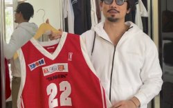 Denny Sumargo Lelang Jersey Basket Untuk Pengobatan Jacklien Ibo 