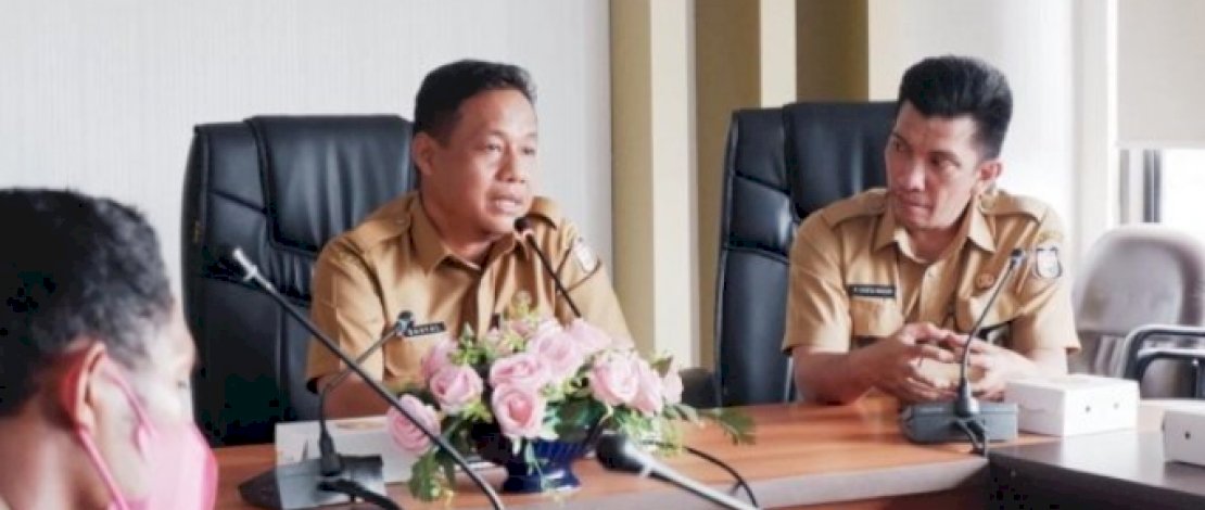 Plt Sekretaris DPRD Makassar Dahyal  didampngi Kasubag Humas DPRD Makasssar Andi Taufiq Nadsir saat bersilaturahim bersama sejumlah wartawan media, kemarin di Ruang Peneriamaan Tamu Set DPRD Makassar.