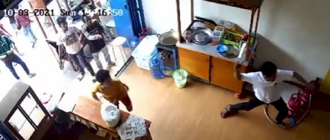 Detik-detik penyerangan di warung Jl Onta Lama Makassar dan penangkapan ketiga pelaku.