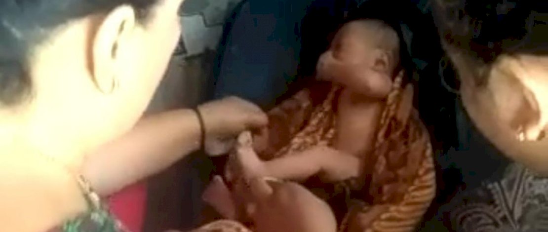 Bayi merah dibuang orang tuanya. 