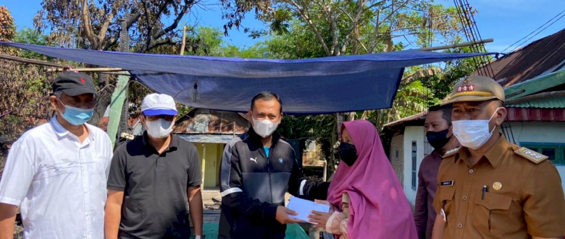 Didampingi Sejumlah Kadis, Bupati Takalar Syamsari Kitta Serahkan Bantuan Korban Kebakaran di Galut