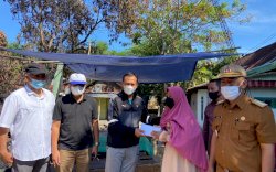 Didampingi Sejumlah Kadis, Bupati Takalar Syamsari Kitta Serahkan Bantuan Korban Kebakaran di Galut