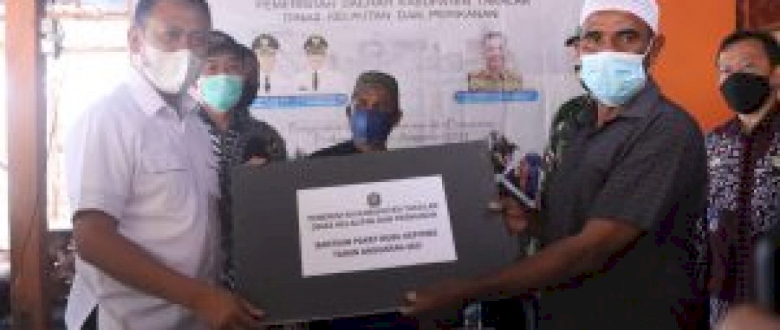 Bupati Takalar Syamsari Serahkan Bantuan Alat Perikanan ke Puluhan Kelompok Nelayan di Mangarabombang