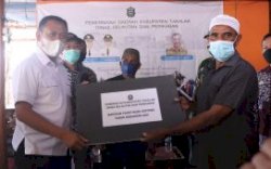 Bupati Takalar Syamsari Serahkan Bantuan Alat Perikanan ke Puluhan Kelompok Nelayan di Mangarabombang