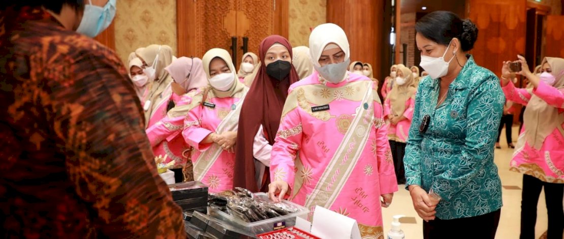 Ketua Tim Penggerak PKK Kota Makassar, Indira Yusuf Ismail, melihat produk UMKM binaan TP PKK Kabupaten Badung, Bali. 