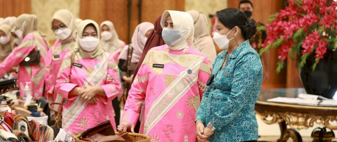 Ketua Tim Penggerak PKK Kota Makassar, Indira Yusuf Ismail, melihat produk UMKM binaan TP PKK Kabupaten Badung, Bali. 
