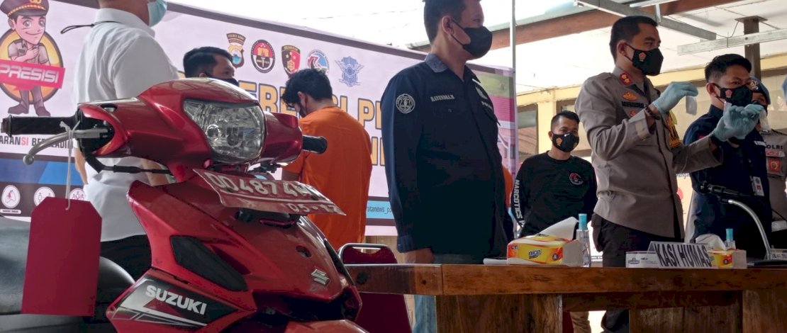 Konferensi pers Kapolres Bone soal peredaran narkoba menggunakan kendaraan dinas.