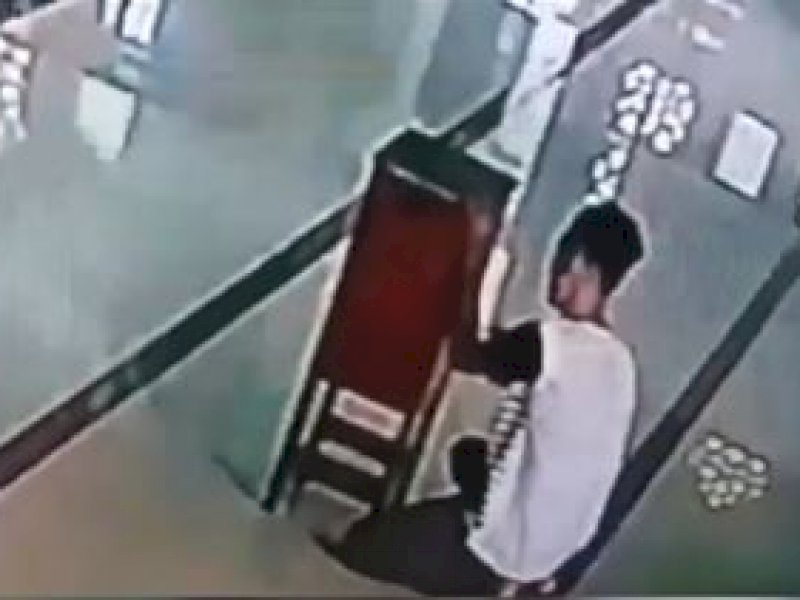 Pemuda di Bone Terekam Curi Isi Kotak Amal
