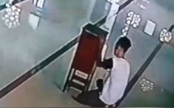 Pemuda di Bone Terekam Curi Isi Kotak Amal