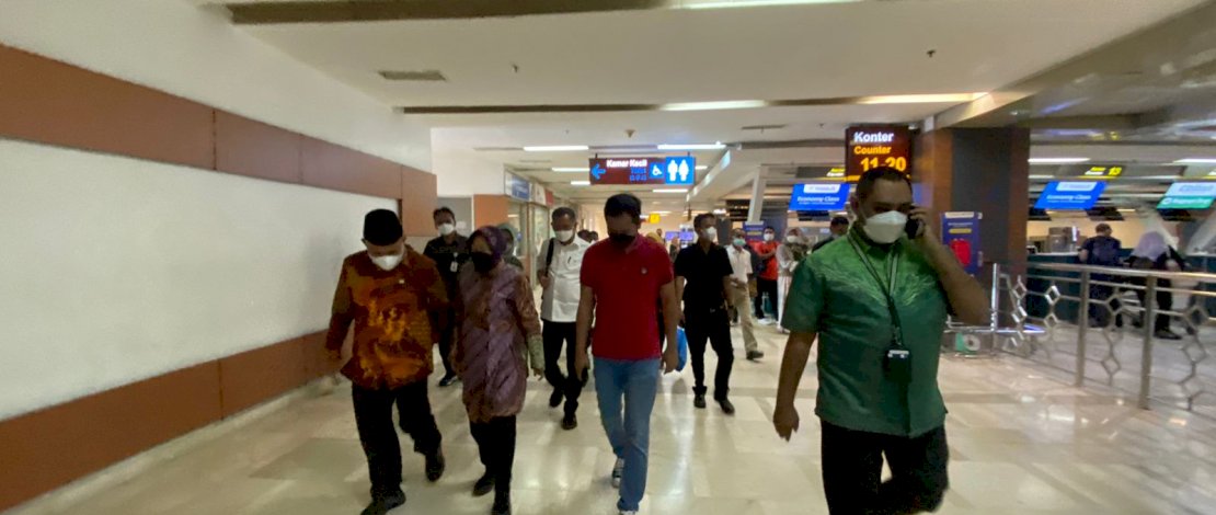 Kepala Baguna PDIP Sulsel, dr Fadli Ananda, saat menjemput Menteri Sosial di Bandara Internasional Sultan Hasanuddin, kemarin. Kepala Baguna PDIP Sulsel, dr Fadli Ananda, saat menjemput Menteri Sosial di Bandara Internasional Sultan Hasanuddin, kemarin.