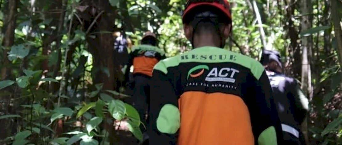 Warga yang mengungsi dan ACT yang membawa bantuan ke lokasi.