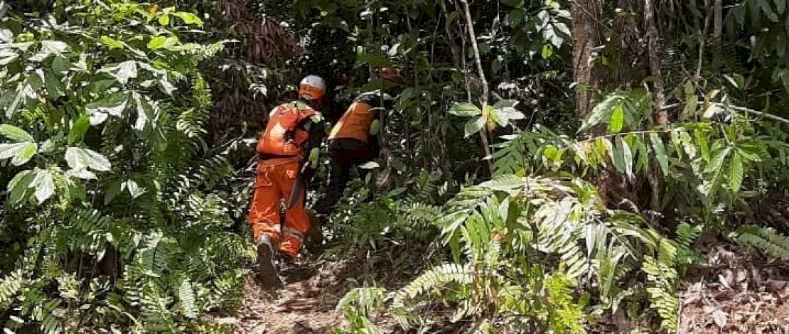 Warga yang mengungsi dan ACT yang membawa bantuan ke lokasi.