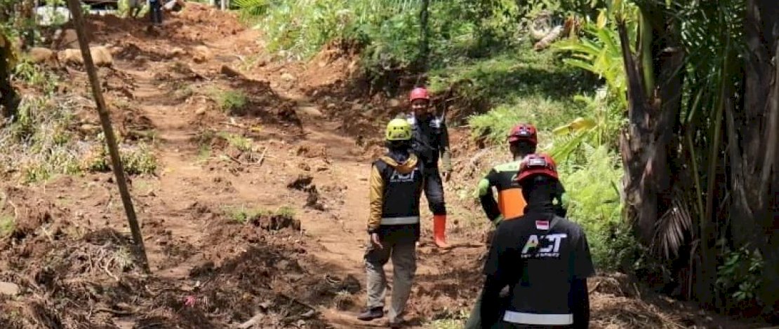 Warga yang mengungsi dan ACT yang membawa bantuan ke lokasi.