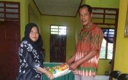 Wujud Kepedulian, UPT SMPN 6 Satap Sabsel Lutra Salurkan Bantuan Korban Banjir Walmas