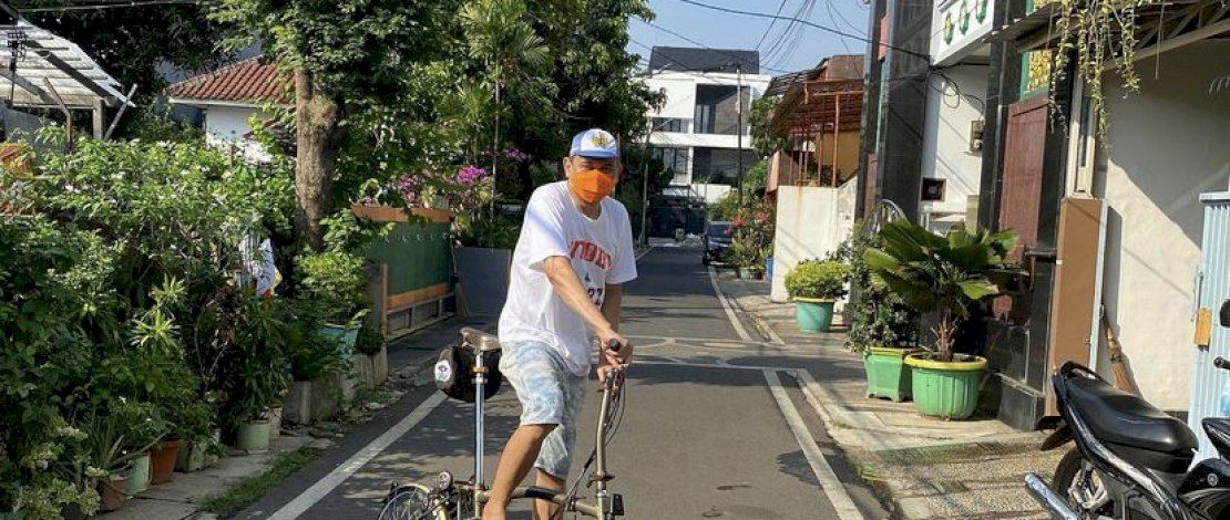 Cak Lontong saat mengendarai salah satu sepeda mahalnya yang diunggah di laman instagram @caklontong.
