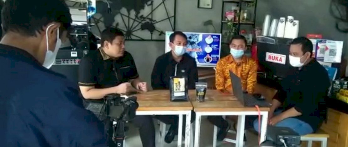Suasana taping Kopi Tumpah "Mengurai Substansi Perkara NA" di Pojok Kopi, Jl Boulevard, Makassar. Suasana taping Kopi Tumpah "Mengurai Substansi Perkara NA" di Pojok Kopi, Jl Boulevard, Makassar.