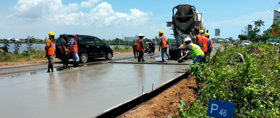 Perbaikan Jalan Metro Tanjung Bunga oleh Dinas PU Kota Makassar. 