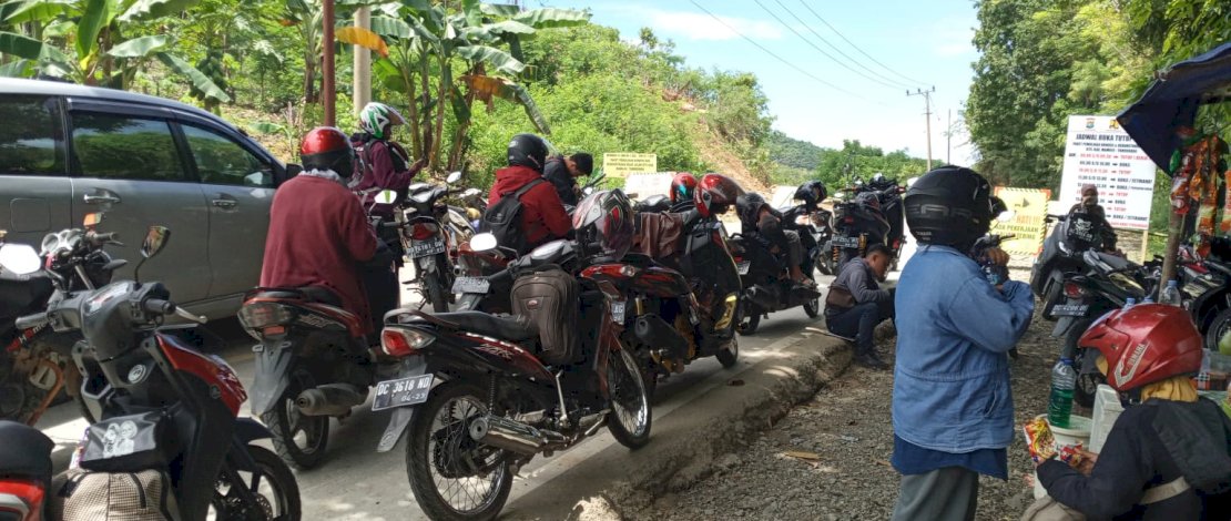 Suasana di jalur buka tutup Lombona, Majene, Sulbar.