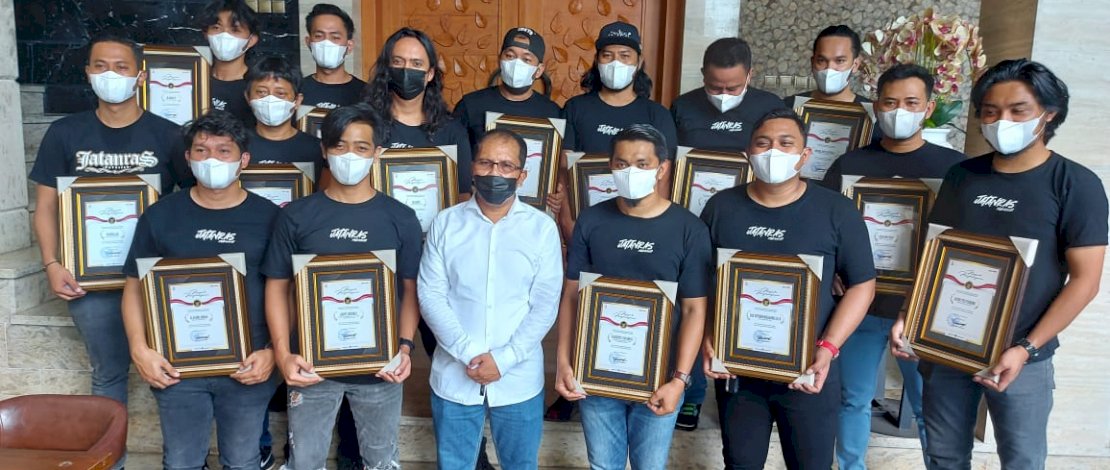 Personel Jatanras Polrestabes Makassar mendapatkan penghargaan dari Wali Kota Makassar, Moh Ramdhan Pomanto. 