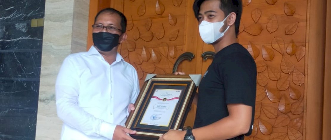 Personel Jatanras Polrestabes Makassar mendapatkan penghargaan dari Wali Kota Makassar, Moh Ramdhan Pomanto. 