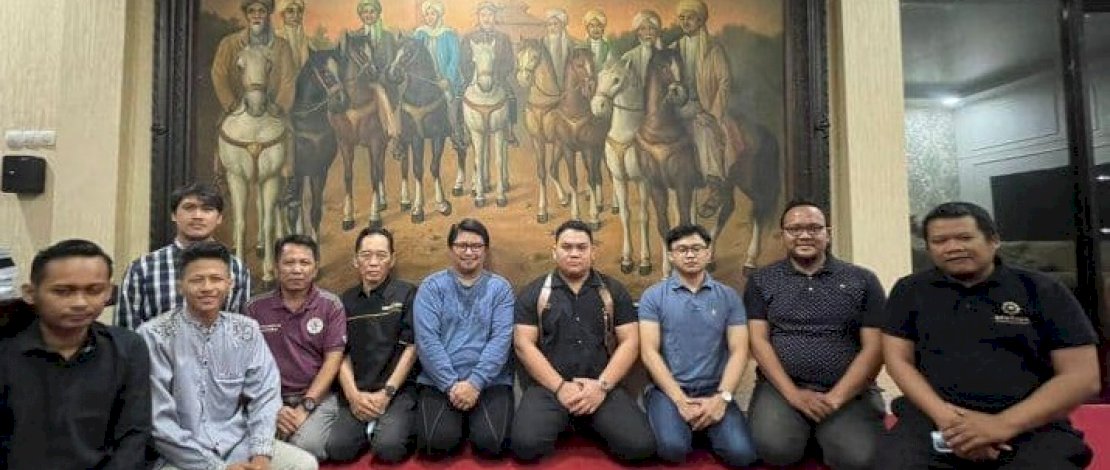 Komunitas BENTARA berfoto dengan latar belakang lukisan "Wali Songo Berkuda". (Sumber foto: BENTARA)