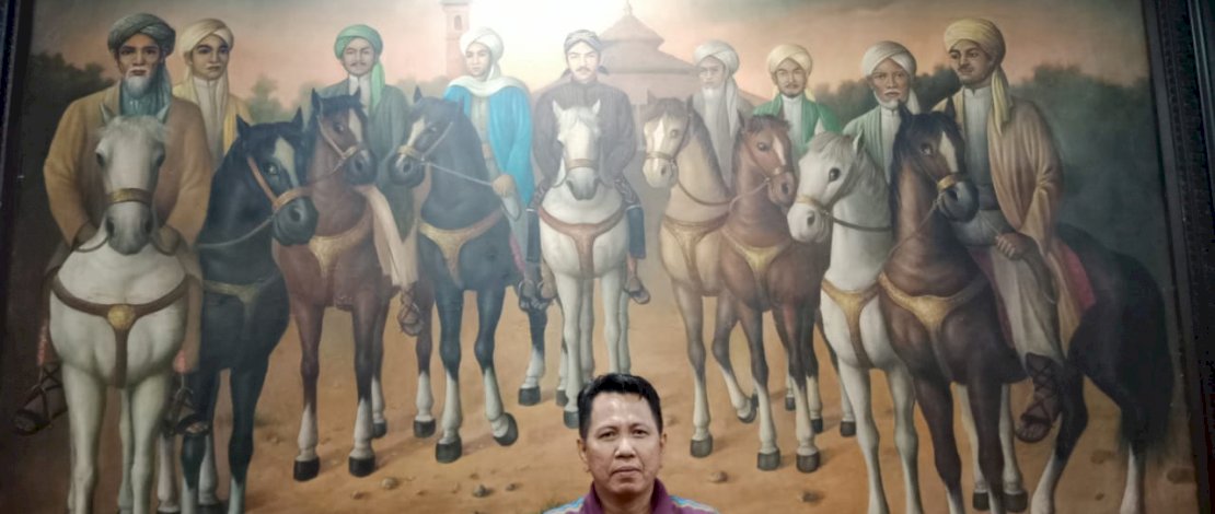 Komunitas BENTARA berfoto dengan latar belakang lukisan "Wali Songo Berkuda". (Sumber foto: BENTARA)
