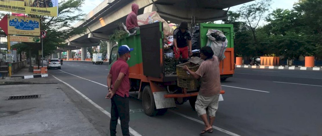 Sekcam Panakkukang, Abdul Muis memantau aktivitas petugas kebersihan.