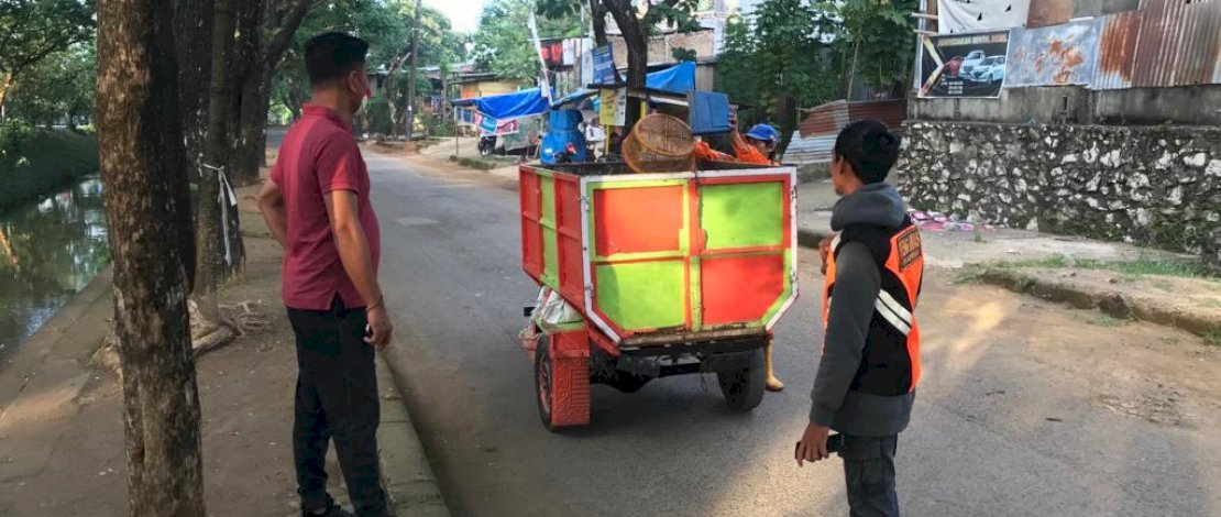Sekcam Panakkukang, Abdul Muis memantau aktivitas petugas kebersihan.