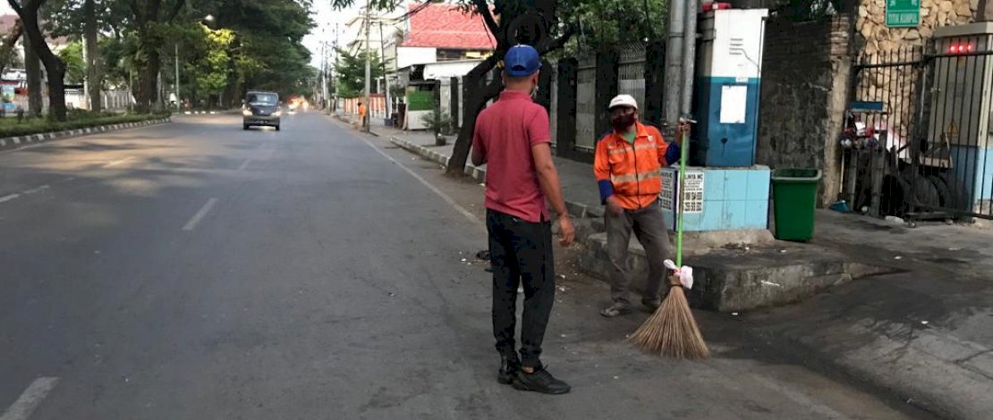 Sekcam Panakkukang, Abdul Muis memantau aktivitas petugas kebersihan.
